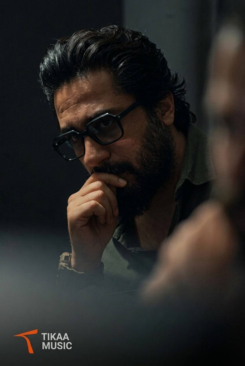 انتشار قطعه «بوسه‌ی آخر» هم‌زمان با بازگشت به دنیای نمایش؛ روزبه بمانی تئاتر کارگردانی می‌کند